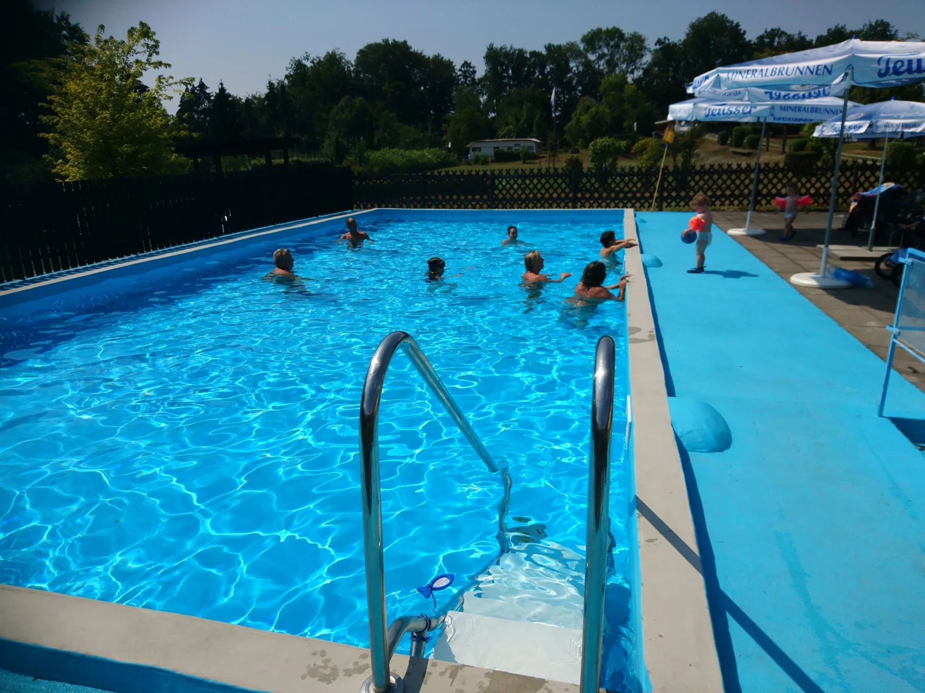 Sommer am solarbeheizten Schwimmbad